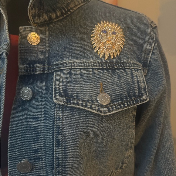 Denim Jacket with Lace Cotton Trim. Lion broach included. - Picture 14 of 14